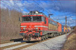 SŽ 363-023 zieht Containerzug durch Maribor-Tabor Richtung Koper Hafen.