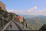 Blick vom Bahnhof Kloster Montserrat (E) auf die Cremallera de Montserrat (FGC), eine Zahnradbahn nach Monistrol de Montserrat (E) im Montserrat-Gebirge.
Nach der Stilllegung im Jahr 1957 wurde die Zahnradbahn im Jahr 2003 wiedereröffnet. Hierfür wurden fünf Stadler GTW 2/6 aus der Schweiz gekauft.
[19.9.2018 | 13:23 Uhr]