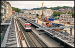 Großbaustelle: Mit dem Bau der neuen normalspurigen Hochgeschwindigkeitsstrecke  baskisches Ypsilon  (Madrid) - Vitoria-Gasteiz - Bilbao/San Sebastian wird der Breitspur-Bahnhof San Sebastian komplett umgebaut und modernisiert. Einzig der historische und denkmalgeschützte Portikus der alten Bahnsteigüberführung bleibt erhalten und wird in den neuen Bahnhof integriert. Zukünftig werden hier normalspurige und Breitspurfahrzeuge auf Dreischienengleisen verkehren. Die dafür notwendigen Spurwechselschwellen sind bereits in den Gleisen 1 und 2 verbaut. 2027 sollen der Bahnhof und die Hochgeschwindigkeitsstrecke in Betrieb gehen. 
Am 16.08.2023 hält ein Triebzug der Renfe-Baureihe 446 auf Gleis 2 und fährt anschließend weiter nach Irun. 