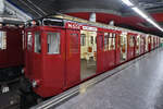 Die aus M-504 und M-505 bestehende Metrozugeinheit  Legazpi  ist Teil der Jubiläumsausstellung  100 Jahre Metro Madrid  im Bahnhof Madrid-Chamartin.