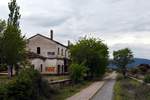 ALDEANUEVA DE BARBARROYA (Kastilien-La Mancha/Provinz Toledo), 21.04.2019, der niemals in Betrieb gegangene Bahnhof des kleinen Dorfes Aldeanueva de Barbarroya; auf der ebenfalls niemals in Betrieb