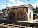 Bahnsteig-Wartehalle auf dem Bahnhof Llodio, aufgenommen September 2005.