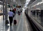 Äußerst entspannt ist die Situation auf dem Bahnsteig am Hauptbahnhof von Malága, mit dem Hochgeschwindigkeitszug nach Madrid.