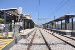 PINEDA DE MAR (Katalonien/Provinz Barcelona), 31.05.2015, Blick vom Bahnübergang auf die Seitenbahnsteige