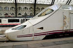  Bahnsteigbild  Talgo 250 Patito „kleine Ente“,  9130 047-4 der spanische Eisenbahngesellschaft Renfe im Estació de França „Französischer Bahnhof“ Barcelona, am