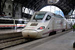  Bahnsteigbild  Talgo 250 Patito „kleine Ente“,  9130 047-4 der spanische Eisenbahngesellschaft Renfe im Estació de França „Französischer Bahnhof“ Barcelona, am