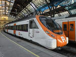 Dieser Triebzug (730M) für den Nahverkehr Barcelonas (Rodalies Barcelona) wartete Anfang November 2022 am Französischen Bahnhof (Estació De Franca) auf den nächsten Einsatz.