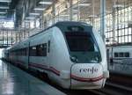 Ein Zug fr den beschleunigten Regionalverkehr - in Spanien  medio distancia  genannt - im Hauptbahnhof von Cadiz.
