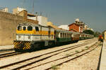 Diesellok 1032 mit Limon-Expres / FGV ( Ferrocarrils de la Generalitat Valenciana, heutige FEVE) / Bahnhof Gata / Eingescanntes Dia / 11.08.1998