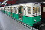 Die Metrotriebzugeinheit M-1121 / M-1122 wurde 1965 gebaut und ist Teil der Ausstellung im Bahnhof Madrid-Chamartin.