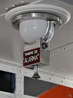 Einer der an der Decke angebrachten Alarmknöpfe im Fahrgastraum eines Metrozuges. (Madrid-Chamartin, November 2022)