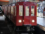Der Metrozug M-122  Quevedo  wurde 1927 gebaut und ist Teil der Ausstellung historischer Fahrzeuge in Madrid-Chamartin. (November 2022)