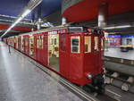 Die Jubiläumsausstellung  100 Jahre Metro Madrid  befindet sich im Bahnhof Madrid-Chamartin, hier zu sehen die aus M-504 und M-505 bestehende Metrozugeinheit  Legazpi , Baujahr 1956. (November 2022)