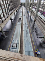 Von eine Brücke ist ein Blick in die Halle des Bahnhofes Madrid-Atocha möglich. (November 2022)