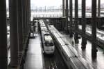 Blick auf Fernzüge der RENFE AVE in der Bahnsteighalle des Bahnhof Madrid Atocha am 31.10.2009. Die Bahnsteige selbst durfte man zu dieser Zeit nur mit einer gültigen Fahrkarte betreten. Außerdem wurden die Passagiere erst kurz vor Abfahrt der Züge auf den Bahnsteig geführt. Es herrschte augenscheinlich eine hohe Sicherheitsstufe. Somit waren mir nur Aufnahmen vom oberen Parkdeck herunter möglich.http://www.bahnbilder.de/?name=bilder_bearbeiten2.0#