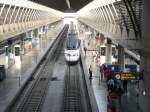 25.02.09,AVE 100 als Zug 2361 von Sevilla nach Madrid steht abfahrbereit im Bahnhof Sevilla Santa Justa.Rechts unten im Bild die Sicherheitsberprfung der Gepckstcke,hnlich wie am Flughafen.Wenige