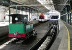 Kopfbahnhof Bilbao La Concordia mit Schmalspurgleisen: vorne eine kleine Dampflok als Denkmal (Bauart unbekannt), hinten der Triebzug Nr.