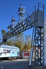 Im Bild die Signalbrücke, die von 1929 bis 1989 im Bahnhof Barcelona - Estació de França eigesetzt war und heute im Eisenbahnmuseum von Katalonien ausgestellt ist.
