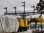 Leider war der Außenbereich im Eisenbahnmuseum gesperrt und so konnte ich die 1932 gebaute Signalbrücke und den in den 50er Jahren des letzten Jahrhunderts eingesetzten Eisenbahndrehkran (ART-11971-RL) leider nicht näher in AUgenschein nehmen. (Eisenbahnmuseum Madrid, November 2022)
