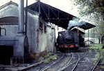 Die MSP 53 wartet auf einem Dreischienengleis im Depot Poferrada im April 1984 auf ihren nächsten Einsatz.
