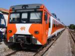 Ein Triebzug BR 592.2 steht an einem kleinen Bahnhof auf der Strecke Cuenca - Valencia im Sommer 2005.