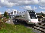 Diesel-Triebzug BR 599  Media Distancia  fhrt am 09.10.10 von A Coruna kommenden aus dem Bahnhof Santiago de Compostela in Richtung Vigo