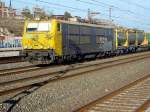 250-003-1 fhrt mit einen Containerzug am 03.12.2007 auf einen fertigen Teil der Neubaustrecke Valencia - Alicante durch den Bahnhof Moixent.