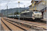 251 005-5 hat mit ihrem schweren Coilszug den Pajarespass zwischen Gijón und León überwunden und fährt jetzt talwärts durch Villamanín.