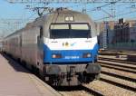 252-066-6 mit Fernzug bei einen unplanmigen Halt im Bahnhof Sagunt, Strecke Barcelona - Valencia.