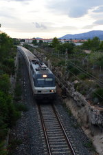 Talgo mit Lokbespannung in Miami Platja in Fahrt Richtung Tarragona gesehen am Abend des 17.10.2016 auf der Eingleisigen Strecke am Meer entlang.