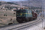 Lokomotive 269 051, eine  Japonesa  - in Spanien unter Lizenz von Mitsubishi gebaut - hat gerade den Bahnhof Santa Maria de la Alameda auf der Strecke Madrid - Avila verlassen und fährt in der 20 Pro-Mille-Steigung dem Scheitelpunkt bei Herradon La Canada entgegen. Es ist der 8. Oktober 1987, ein angenehm warmer Tag.