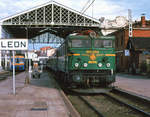 Die  Japonesa  269 078 der Renfe steht mit dem Rapido Gijon - Alsasua - Zaragoza - Barcelona abfahrbereit im Bahnhof Leon.
