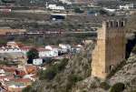 Blick von einem Berg auf den Ort Moixent am 03.12.2007, dahinter die Neubaustrecke, ein Cercanias-Zug BR 440 der Linie C2 hat eben den Bahnhof Moixent in Richtung Valencia Nord verlassen. Die Zge sind auch aus dieser Entfernung gut zu unterscheiden, BR 440 hat 2, BR 446/447 3 Tren pro Wagen.