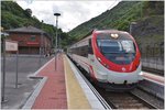 Bis Puente de los Fierros am Fuss des Gebirges reicht der S-Bahn Bereich von Ovijedo und Gijón. Ein neuer CAF Triebzug wartet hier auf die Rückfahrt. (25.05.2016)