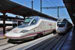 Hier 102 078-5 als AVE2122 von Madrid Chamartin nach Malaga und rechts 120 395-5 als A5570 von Madrid Chamartin nach Castello de la Plana,diese beiden Triebzge standen am 11.3.2012 in Madrid Chamartin.