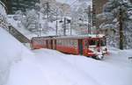 Auf dem Weg von Cotos nach Cercedilla fährt der 442 002 mit führendem Steuerwagen im Februar 1996 in die 1.765 m hoch gelegene Station Puerto de Navacerrada ein