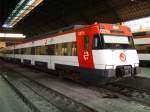 Ein Cercanias BR 446 steht im Hauptbahnhof Valencias zur Abfahrt bereit (Sommer 2005)