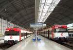 RENFE Carcanias 446 160 und 446 117 im September 2005 im Bahnhof Bilbao-Abando.