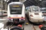 BARCELONA (Katalonien/Provinz Barcelona), 01.06.2015, links ein Triebzug der Baureihe 448, rechts ein Triebzug der Baureihe 130 in der Estació de França 