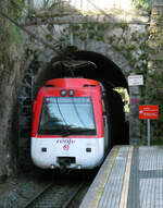 Der Triebzug 3614 hat als Lokalzug von Bilbao nach La Calzada soeben die Station Kastrexana verlassen und durchfährt den kurzen Tunnel.