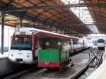 Alt und neu: Dampflok  Artola  Baujahr 1890 und moderner Elektro-Triebzug 3616 am 27.09.2005 im FEVE-Bahnhof Bilbao-Concordia.