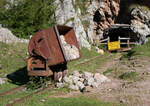 Lorenweagen der ehemaligen Minenbahn der La Mina de Bufferrera mit dem heute abgesperrten Tunnel im Hintergrund.