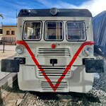 Hier war eine Aufnahme leider nur durch die Scheibe möglich - im abgesperrten Außenbereich stand 590-021-2 “Zaragoza”, ein unter Lizenz der Waggonfabrik Wismar entstandener