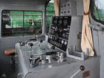 Blick durch die Scheibe auf den Führerstand der 1968 gebauten Diesellokomotive 10601 (306-001-9).