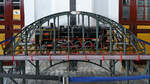 Anfang November 2022 war im Eisenbahnmuseum Madrid das Modell einer Dampflokomotive (501 31 DB) auf einer Brücke zu sehen.