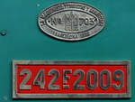 Das Herstellerschild auf der 1956 gebauten Dampflokomotive 242F-2009  Confederación , so gesehen Anfang November 2022 im Eisenbahnmuseum Madrid.