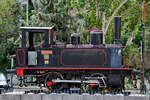 Die 1885 bei Couillet in Belgien gebaute Dampflokomotive 020-0231 (MZA 601) steht vor dem Eisenbahnmuseum Madrid. (November 2022)