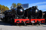 Seite an Seite stehen die Dampflokomotiven 141F-2101, Baujahr 1953 und 141F-2348, Baujahr 1957 im Eisenbahnmuseum von Katalonien.