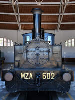 Die Dampflokomotive MZA 602 (020-0232) wurde im Jahr 1885 bei Marcinellé  Couillet hergestellt. (Eisenbahnmuseum von Katalonien in Vilanova i la Geltrú, November 2022)