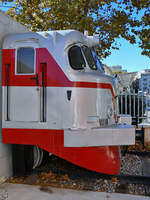 Im Eingangsbereich des Eisenbahnmuseums von Katalonien in Vilanova i la Geltrú steht dieser abgesägt Kopf der Einrichtungsdiesellokomotive für den Talgo III Renfe 2005 T  Virgen del